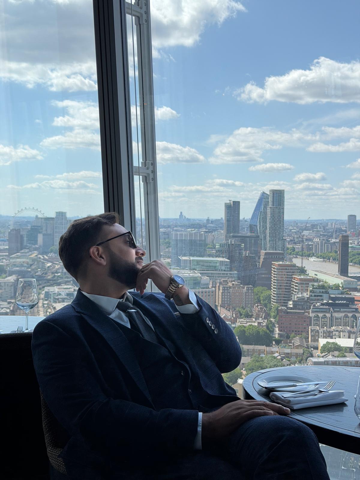 Eduardo Araújo em momento de reflexão com Londres ao fundo