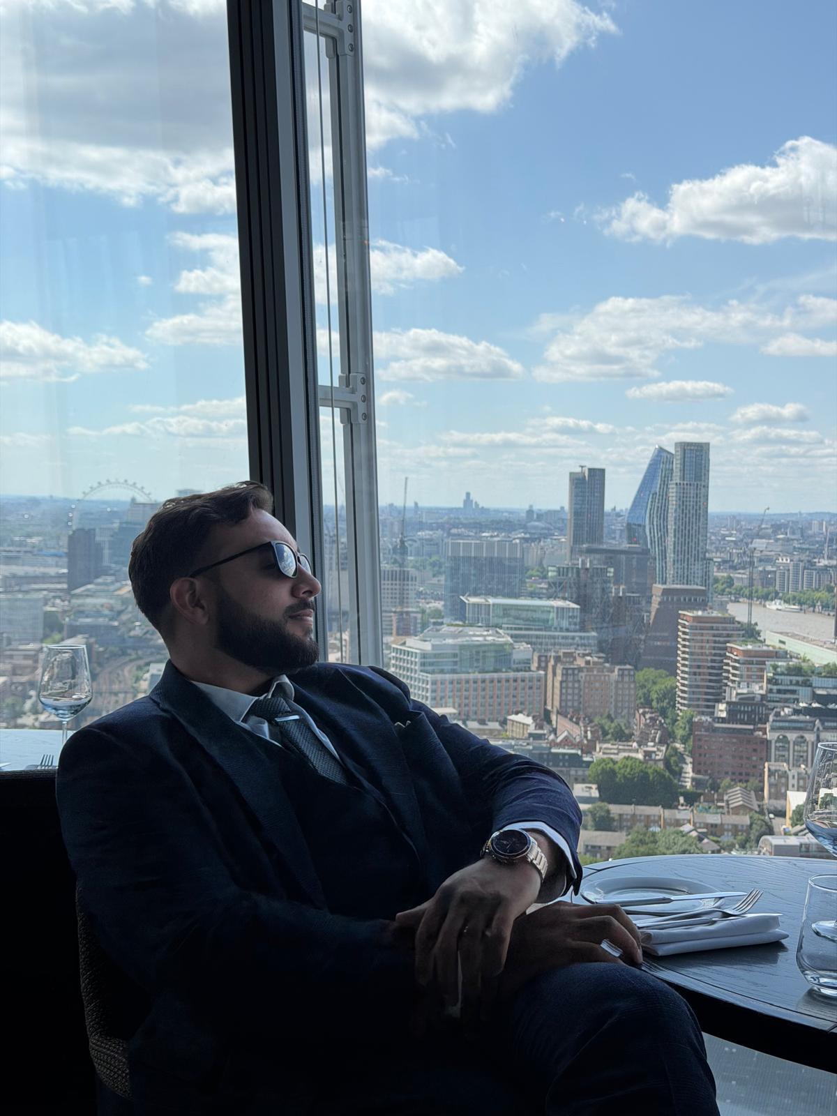 Eduardo Araújo diante da paisagem de Londres