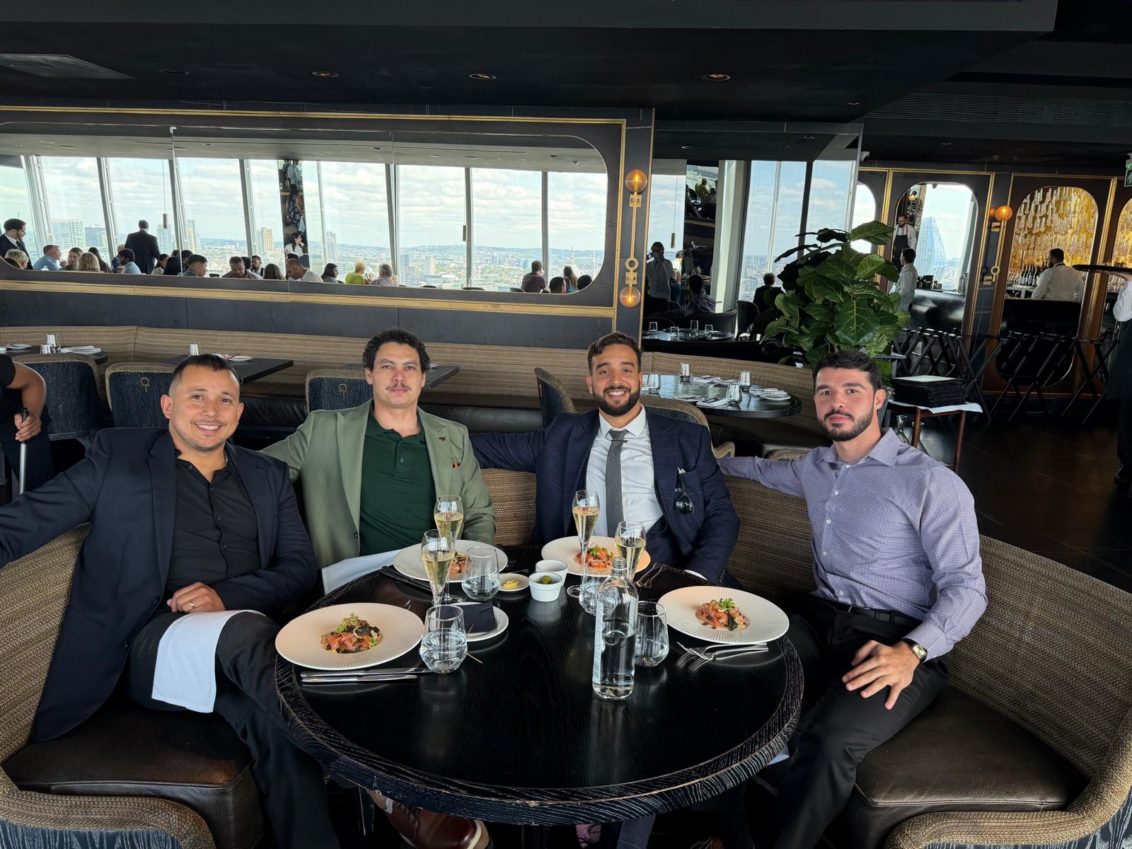 Eduardo Araújo com colegas em um restaurante em Londres