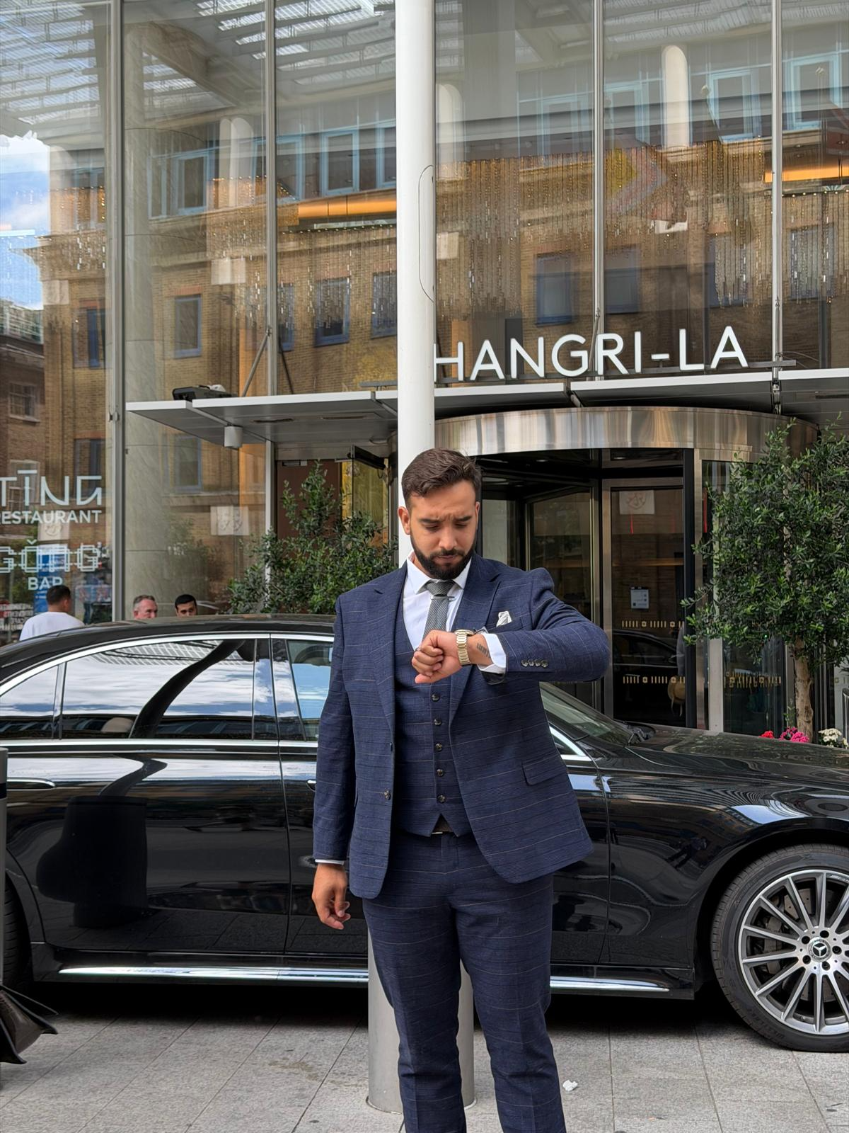 Eduardo Araújo consultando o relógio em frente ao Shangri-La, em Londres